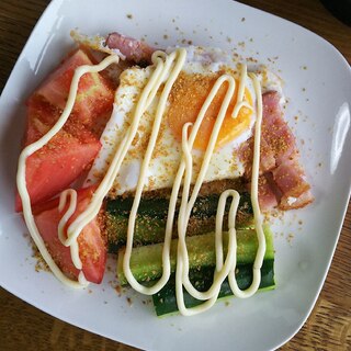 トマト、きゅうりの目玉焼きサラダ